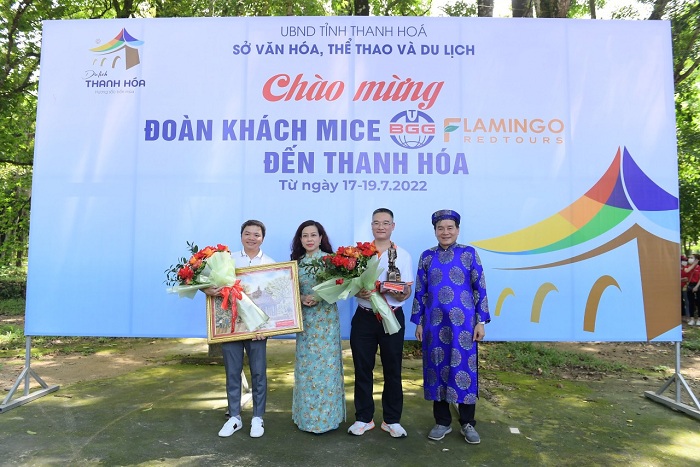Lãnh đạo Sở Văn hóa, Thể thao và Du lịch tỉnh Thanh Hóa đã long trọng tổ chức lễ đón đoàn, tặng hoa, quà cho khách và đơn vị tổ chức Flamingo Redtours